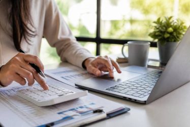 Achat comptant : avantages, limites et alternatives pour investir