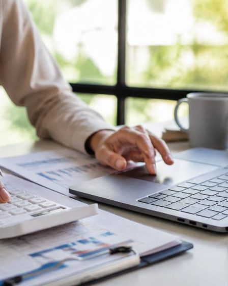 Achat comptant : avantages, limites et alternatives pour investir