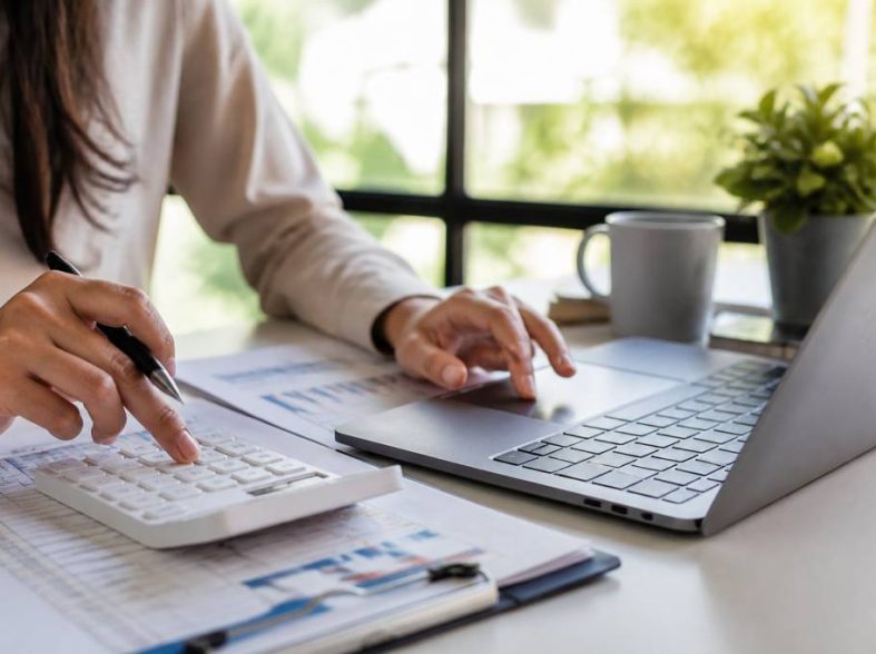 Achat comptant : avantages, limites et alternatives pour investir