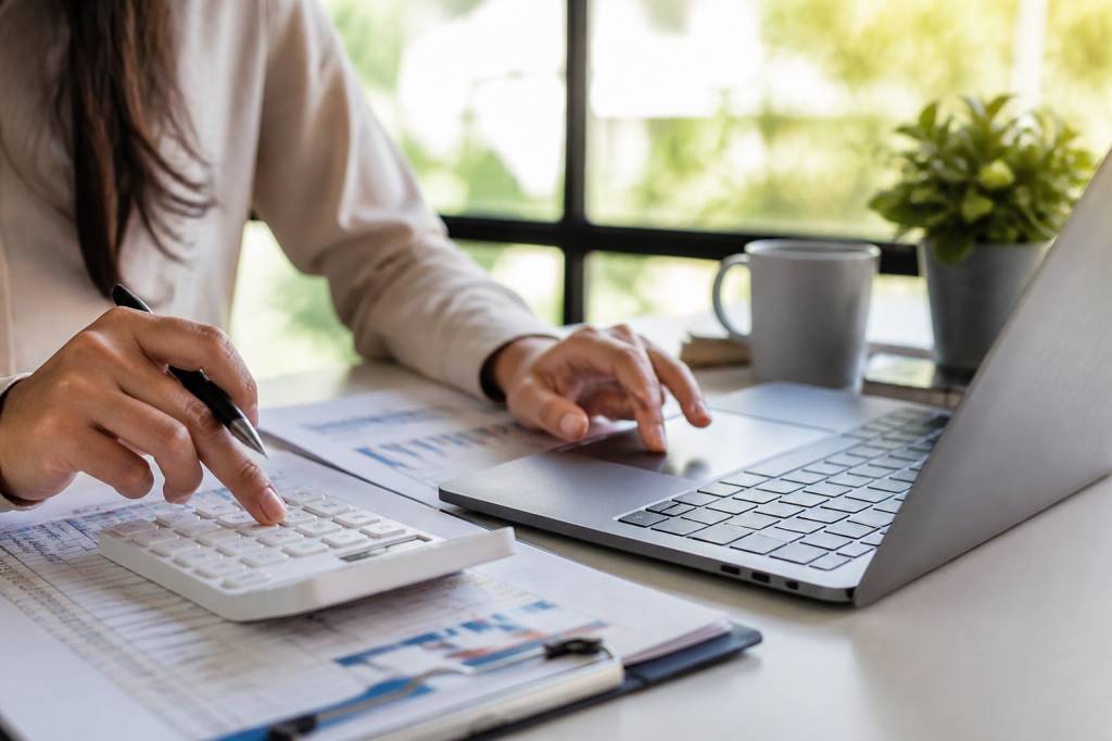 Achat comptant : avantages, limites et alternatives pour investir